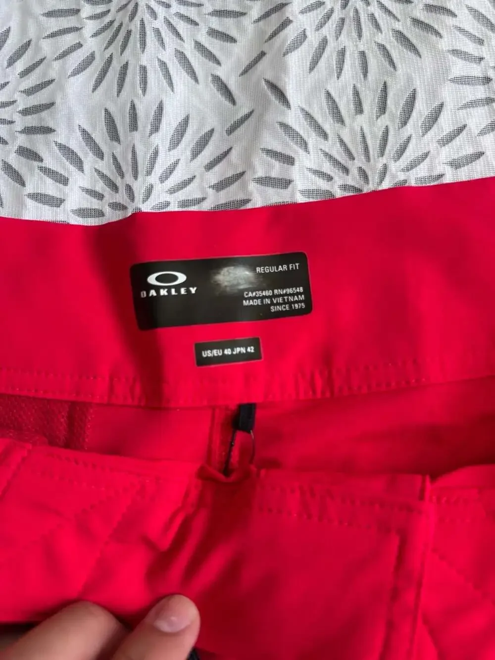 Oakley Men's Regular Fit Boardshorts in Red with Colorblock Detailing Men’s 40